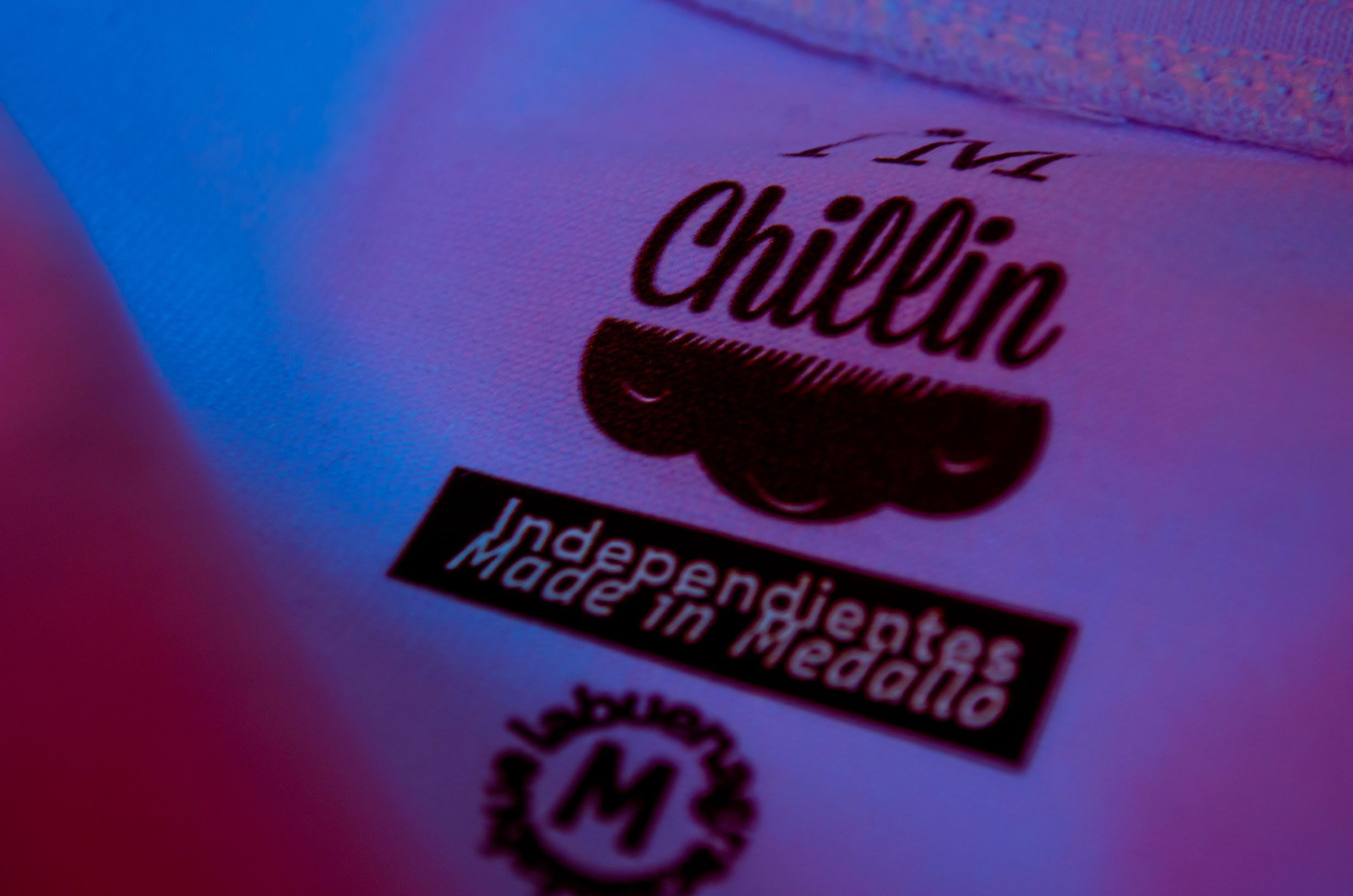 Marquilla de marca de ropa urbana. Es el logo de I'm Chillin que es una nube con cara amigable.